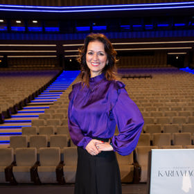 Adéle Gondíkové jsou blízké výrazné barvy. Velmi jí sluší například fialová. V kombinaci s černou působí tato barva výrazně elegantně.