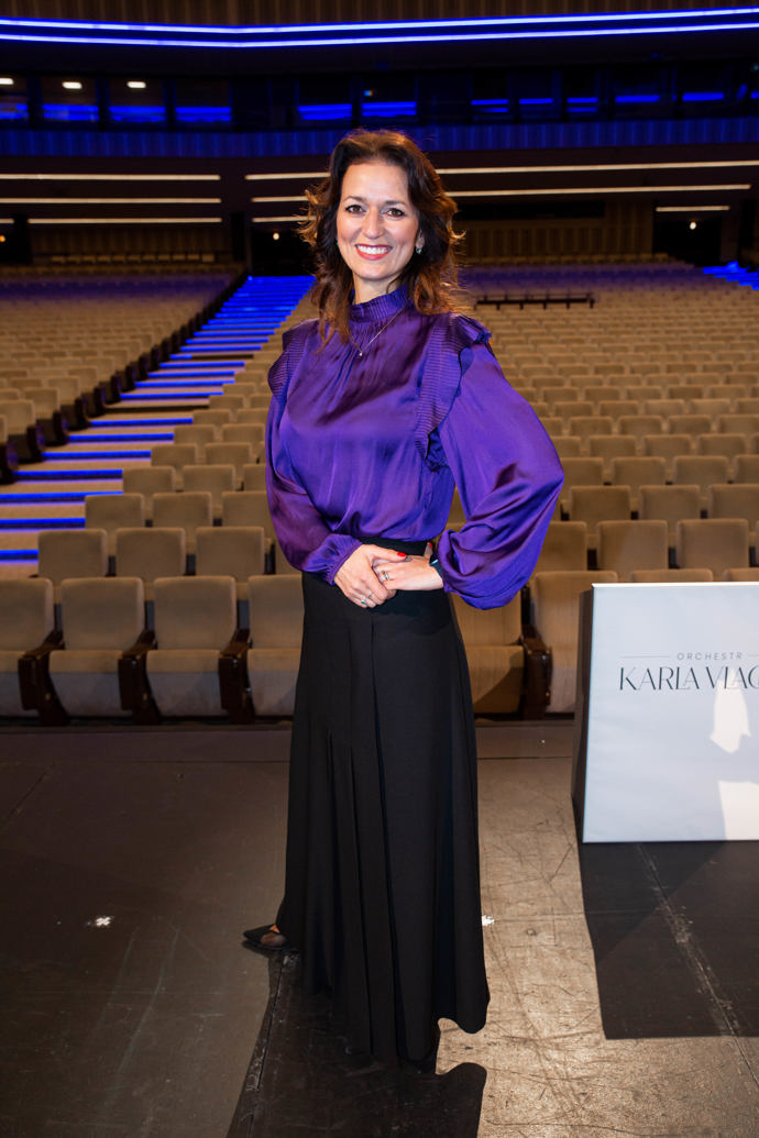 Adéle Gondíkové jsou blízké výrazné barvy. Velmi jí sluší například fialová. V kombinaci s černou působí tato barva výrazně elegantně.