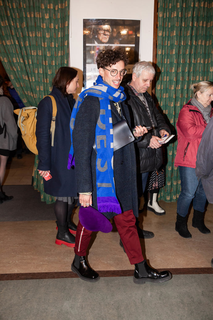 Herec Jan Cina na sebe hned u vchodu upozornil masivní modrou šálou.