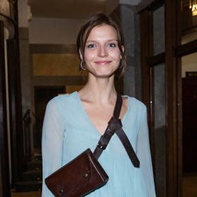 Herečka Simona Lewandowská působila na filmové premiéře dojmem, že se nemůže rozhodnout mezi dvěma rozdílnými outfity.