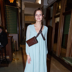 Herečka Simona Lewandowská oblékla na nedávnou premiéru filmu Sucho romantické bledě modré šaty, které přepásala koženou hnědou ledvinkou.