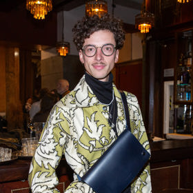 Jan Cina se nám za velkou koženou ledvinkou téměř ztrácí.