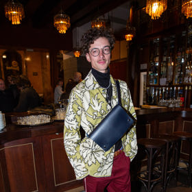 Také herec Jan Cina vyrazil na premiéru filmu Sucho ověšený tmavě modrou koženou ledvinkou.