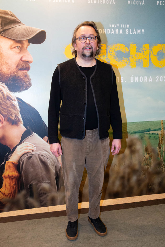 Herec Marek Daniel oblékl do pražské Lucerny světlé kalhoty a černé sáčko.