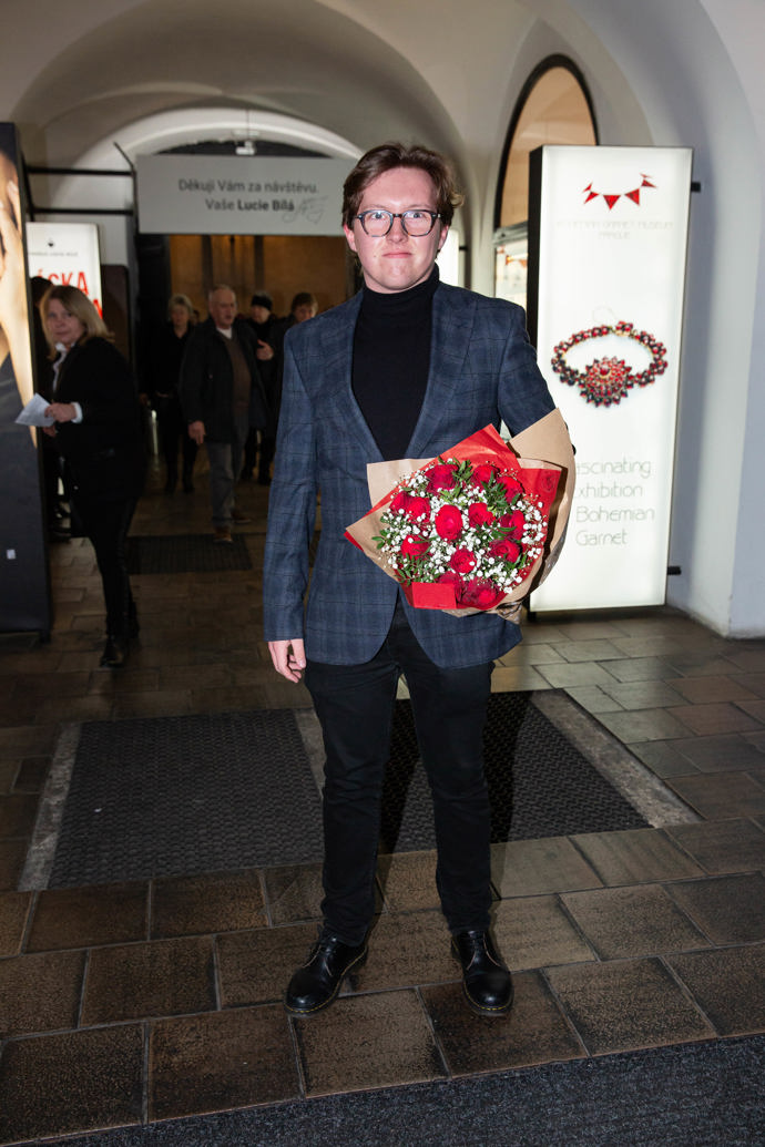 Petr Malásek mladší přinesl mamince do divadla velký pugét květin. Sám přišel do divadla v tmavě šedém károvaném sáčku a černém roláku. 