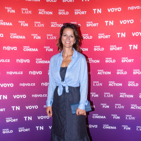 Adéla Gondíková má ráda neotřelé střihy. Tyto šaty džínového vzhledu doplněné košilí svázanou na uzel, zdobí nápadný volán v délce.