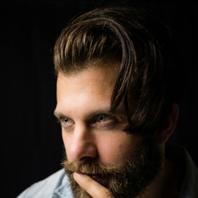 Pěstěné vousy, to je trendy součást moderní mužské tváře.