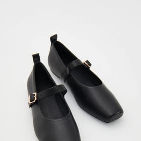 Kožené baleríny s useknutou špičkou a páskem, Reserved, 1 799 Kč