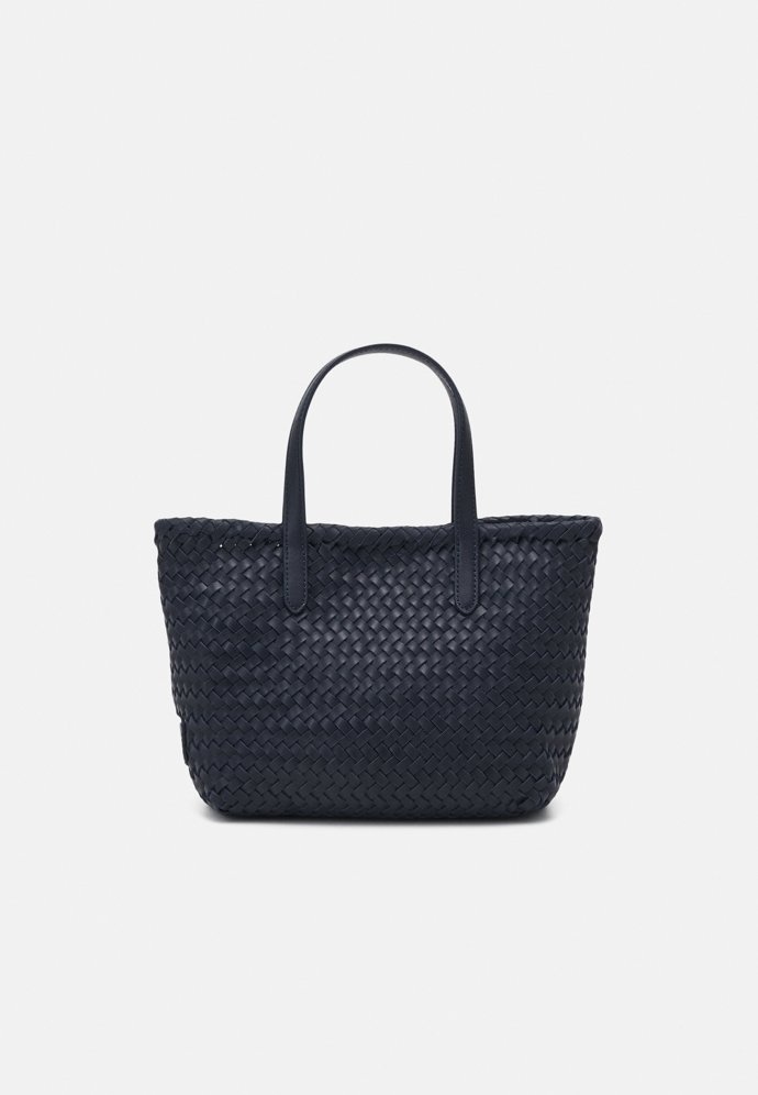 Nákupní taška diagonálně proplétaná z drobných pásků. Lauren Ralph Lauren, 5 500 Kč