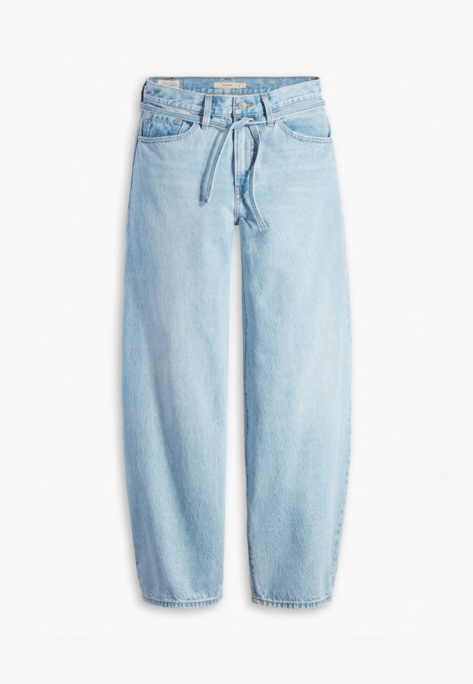 Výrazné křivky nese i model značky Levi's, stojí 3 390 Kč a najdete jej hned ve třech barevných variantách.