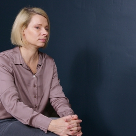 Julie Gaia Poupětová poukazuje, že  kvůli vysazení antikoncepce a hormonálním změnám v těle ženy během těhotenství, porodu a šestinedělí může ženě muž přestat vonět.