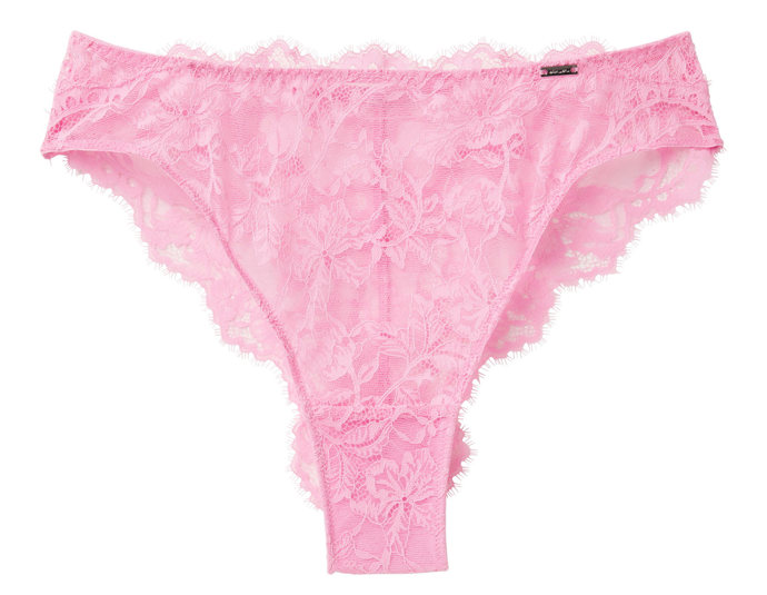 Perfektní pár vytvoří růžová braletka s krajkovými kalhotkami ve stejném tónu. (Lindex, 449 Kč)