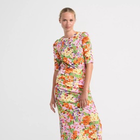 Nejsou pro vás vhodné ani přílišně vzorované modely, které poutají pozornost tam, kam nechceme. Vzorovaný top, Lindex, 499 Kč