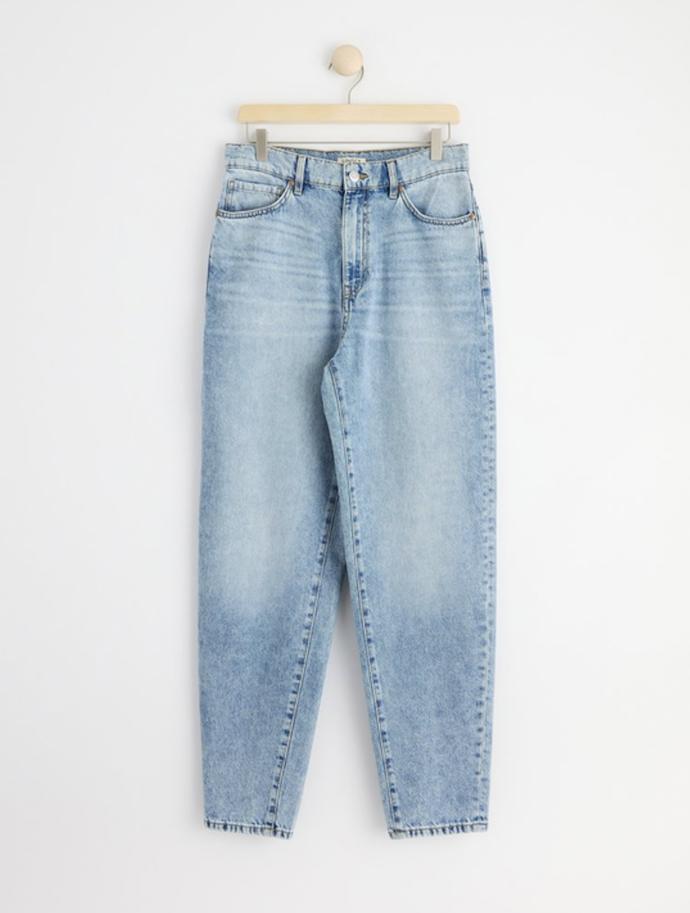 Světlé, prostorné, z měkkého splývavého materiállu. To jsou džíny od značky Lindex, stojí 2 299 Kč.