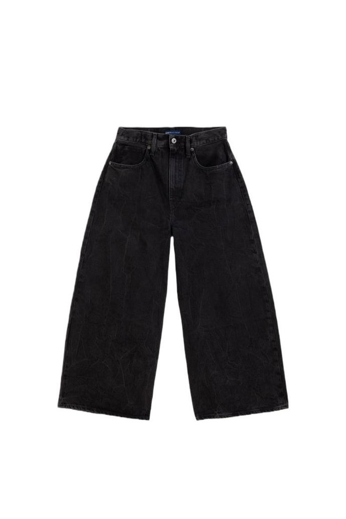 Tmavý denim a hodně přifouknutá silueta. To je model džínů s visačkou značky LMC za 1 790 Kč