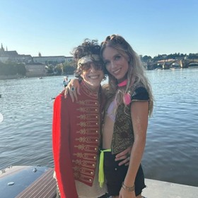 Iveta Maurerová zasvěcuje svou americkou přítelkyni i do českých zvyků. Například šupání pomlázkou. 