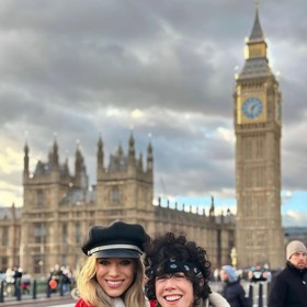 Česká modelka Iveta Maurerová a americká zpěvačka LP tvoří zamilovaný pár. Takhle se zvěčnily v Londýně.