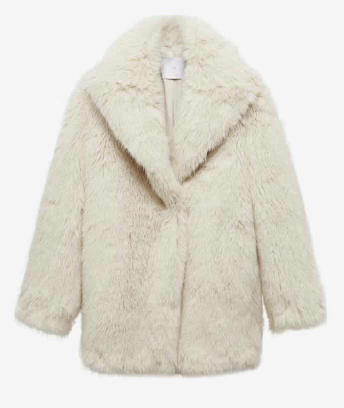 Kožíšek jako od Jennifer Lopez najdete i v nabídce módní značky Mango. (2 979 Kč)