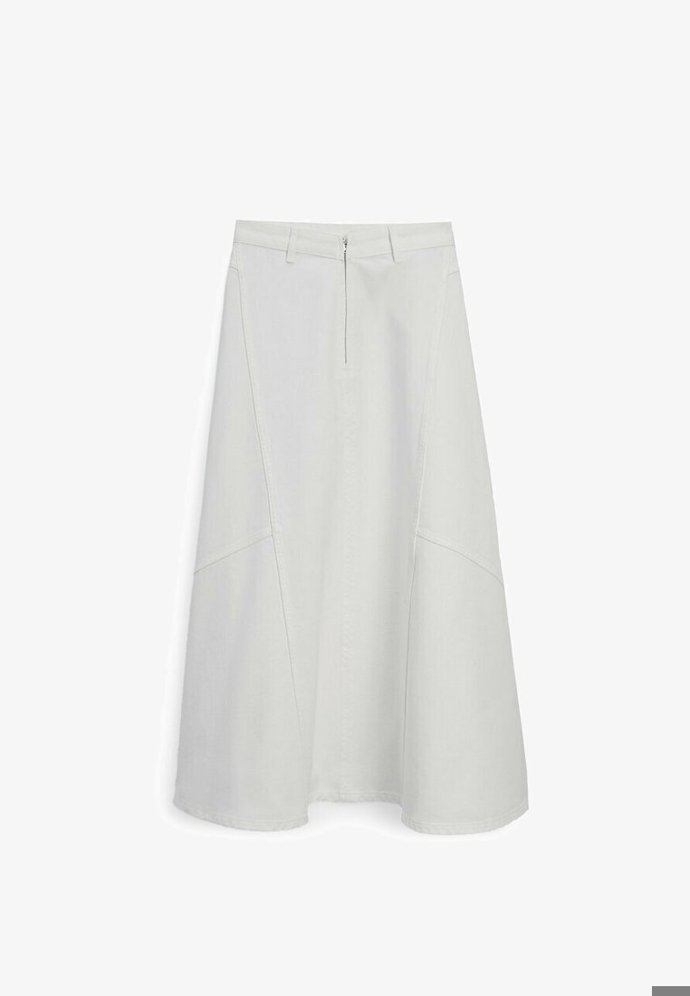 Přehlížet nemusíte ani bílý denim. (Massimo Dutti, 1 895 Kč)