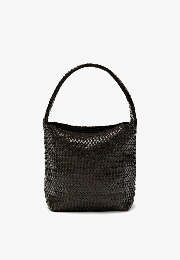 Elegantní černá taška s uchem, Massimo Dutti, 4 595 Kč.