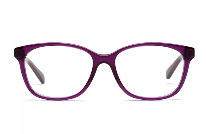 Odvážete se při výběru obrouček s barvami? Přidejte na intenzitě i u očních stínů a zkuste najít alespoň jeden podobný podtón. (Michael Kors, Lentiamo, 2 890 Kč)