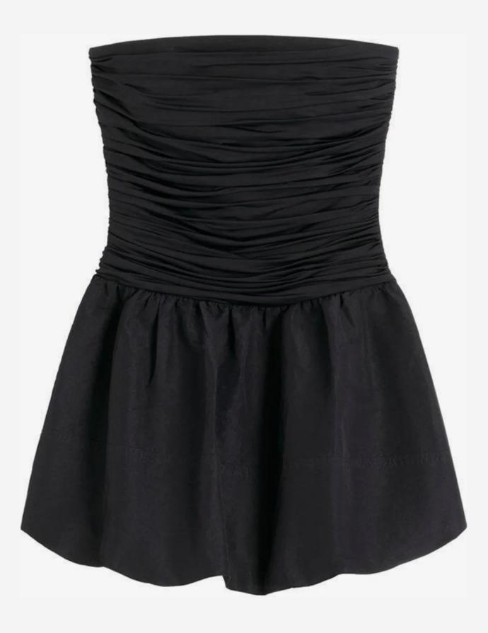 Korzetový prvek minišatů se sníženou linií pasu sahá jen pár centimetrů pod reálný pas.To je ideální varianta, která příliš neprodlouží trup. (Mango, 2 290 Kč)