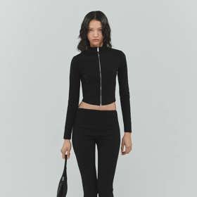 Ani řetězec Mango nezůstal pozadu. Na promo fotografiích ale nevypadají jejich ultarúzké capri kalhoty tak děsivě. Ovšem, chce to postavu modelky. (799 Kč)