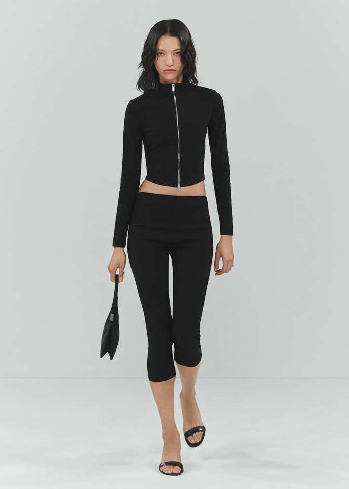 Ani řetězec Mango nezůstal pozadu. Na promo fotografiích ale nevypadají jejich ultarúzké capri kalhoty tak děsivě. Ovšem, chce to postavu modelky. (799 Kč)