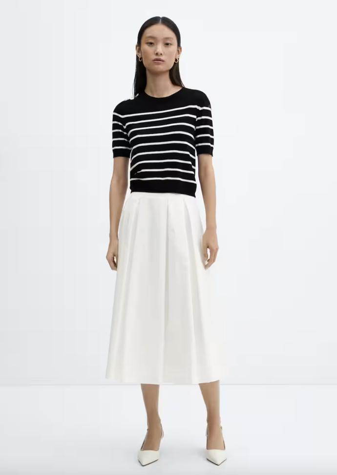 Další bílý solitér, který míří do jarních šatníků. Midi sukně. Ta od značky Mango má univerzální áčkový střih a líbivou délku. (Mango, 899 Kč)