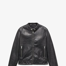 Stejně oblíbená je i motorkářská bundička  - biker jacket. (Mango, 2 299 Kč)