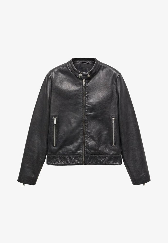 Stejně oblíbená je i motorkářská bundička  - biker jacket. (Mango, 2 299 Kč)