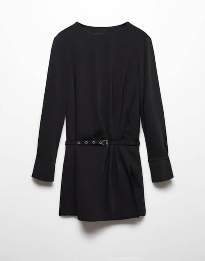 Linii pasu nemusí snižovat jen samotný střih. Dobře funguje i hra s umístěním ozdobného pásku. (Mango, 599 Kč)