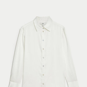 Jednoduchou saténovou blůzu bez výrazných úprav najdete v nabídce Marks&Spencer za 999 Kč.