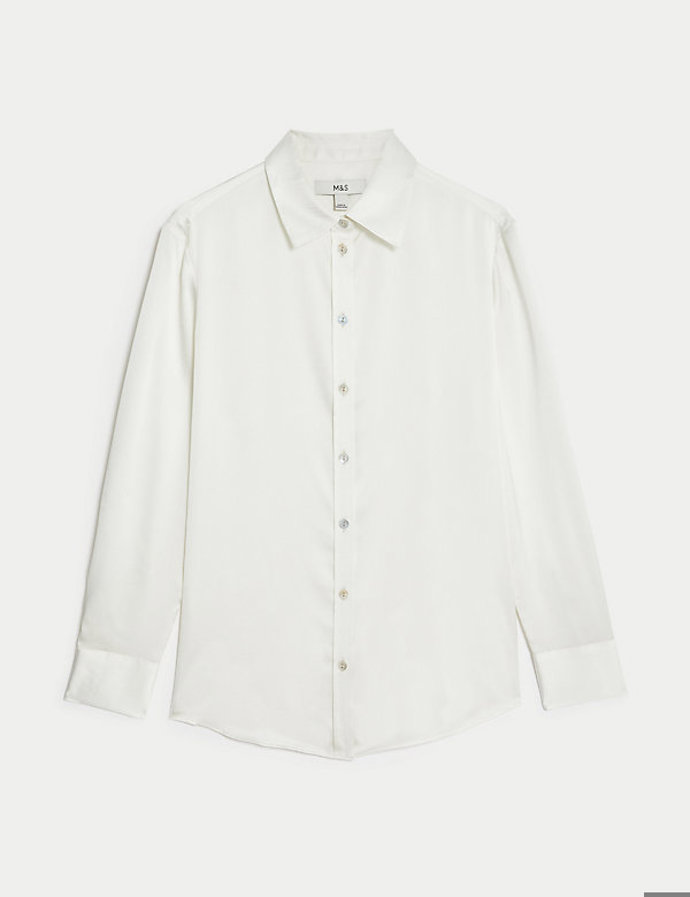 Jednoduchou saténovou blůzu bez výrazných úprav najdete v nabídce Marks&Spencer za 999 Kč.