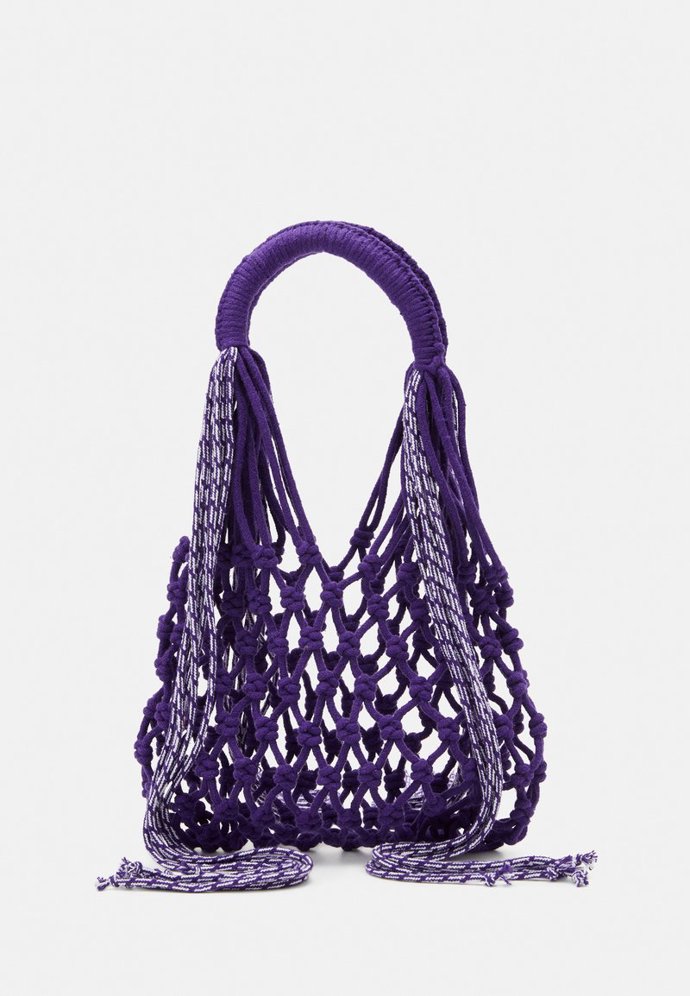 Značka Nannacay nabízí hned několik aktuálních modelů. Třeba tento líbivý kousek do dlaně s dlouhými třásněmi. (1 550 Kč)