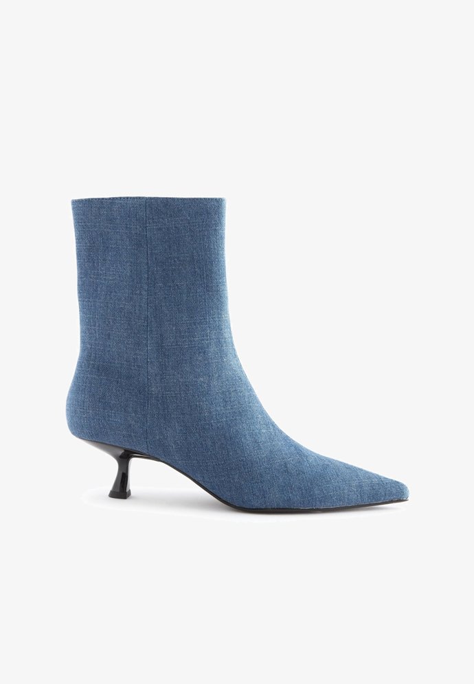 Džínové boty budou trendem jara 2024: Pofrčí denimové kozačky nad kolena, lodičky, ale i tenisky a balerínky