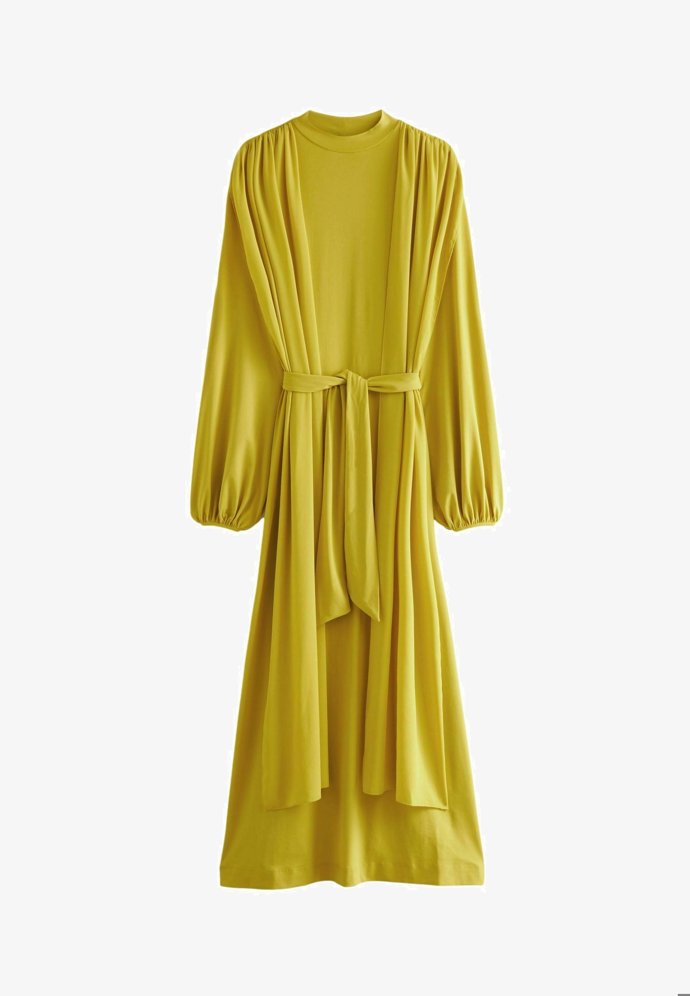 Dlouhé šaty ve žlutém tónu nabízí například značka Next. Jejich střih je podobný těm, ve kterých okouzlila Andrea Kerestešová. (3 240 Kč)