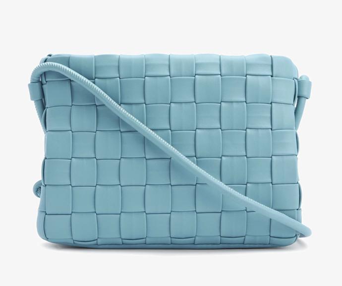 Mrazivě modrá kabelka Next je spletená z úzkých proužků ekokůže. (510 Kč)