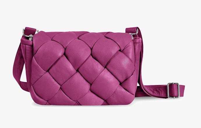 Nadýchaná kožená kabelka z barevných pásků je v prodeji v mnoha barevných variantách, třeba této krásné magentě. Oakwood, 4 790 Kč.