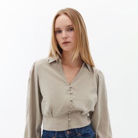 Modelovaná varianta s tvarovaným dekoltem, Oxxo, 959 Kč, je také vhodná ke kombinovaní s širokými kalhotami.