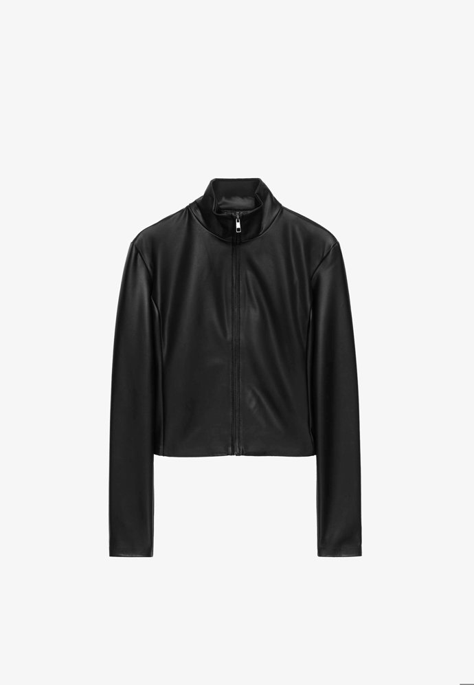 I v kotli Depeche Mode můžete ctít minimalismus. Jednoduchá bunda z eko kůže se stojáčkem, Oysho, 1 299 Kč.