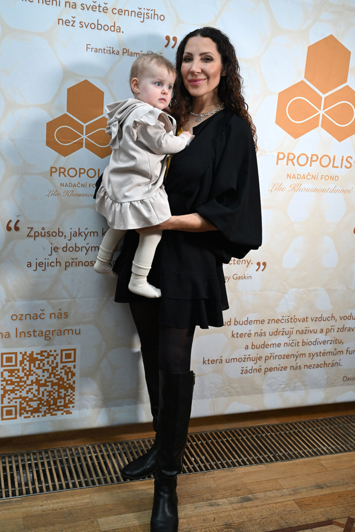 S dcerkou chodí často do společnosti. 