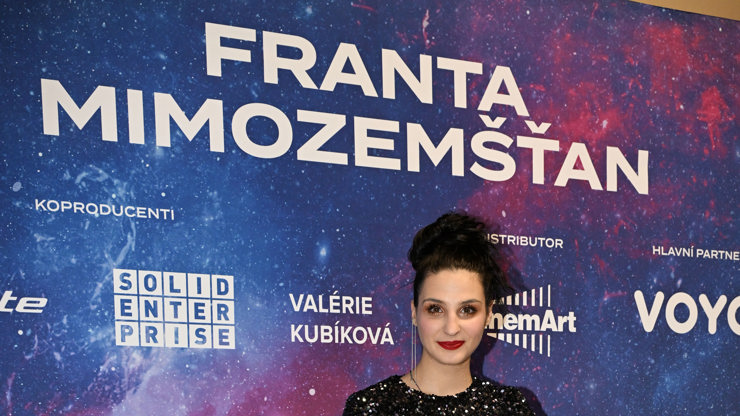 Galerie: Kateřina Fialová jde na smutek s humorem: Tatínka hodila do ...