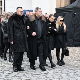 Zdrcený Václav Kočka se synem Janem a rodinou. 