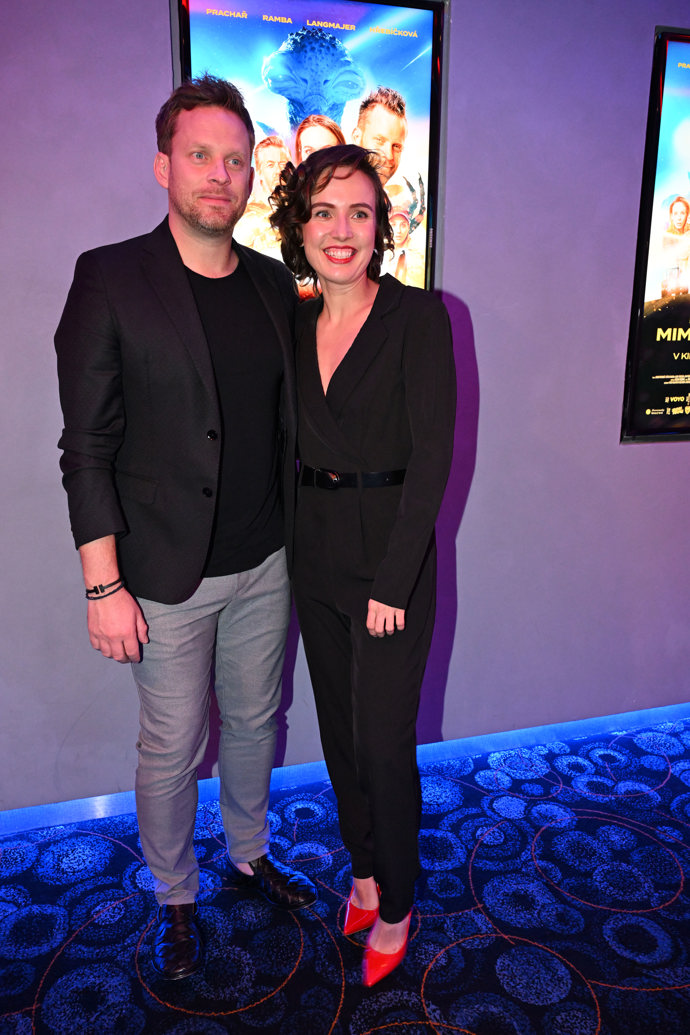 Hlavní postava filmu, herec Jakub Prachař, si na premiéru oblékl šedivé společenské kalhoty, černé tričko a černé sáčko.  