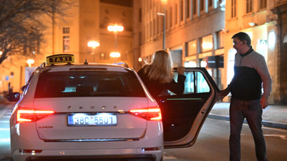 FOTO: Taxikář podržel Kateřině Brožové dveře.