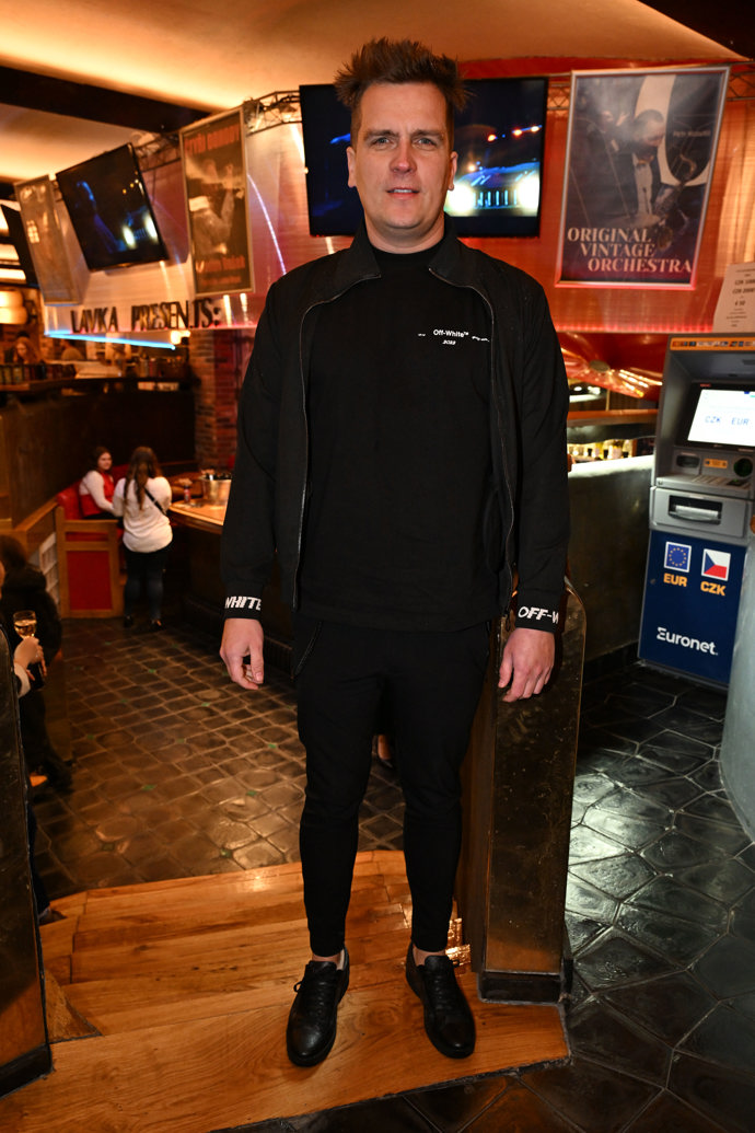 Zpěvák Julian Záhorovský vynesl černé tričko i mikinu značky Off-white.