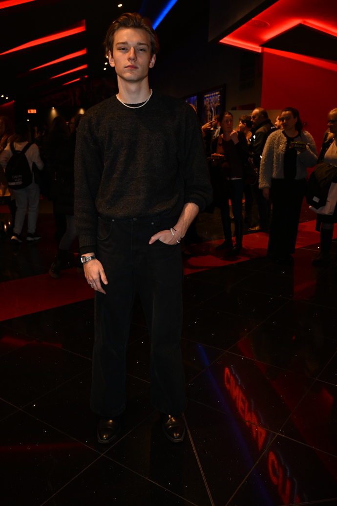 Tomas Sean Pšenička zvolil na brněnskou premiéru o poznání méně nápadný outfit.