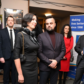 Markéta Pekarová Adamová si v doprovodu manžela vyrazila do kina. Silonky ale měla nechat raději doma.