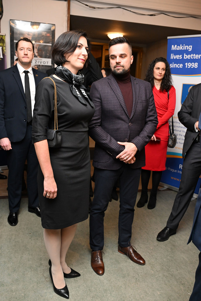 Markéta Pekarová Adamová si v doprovodu manžela vyrazila do kina. Silonky ale měla nechat raději doma.